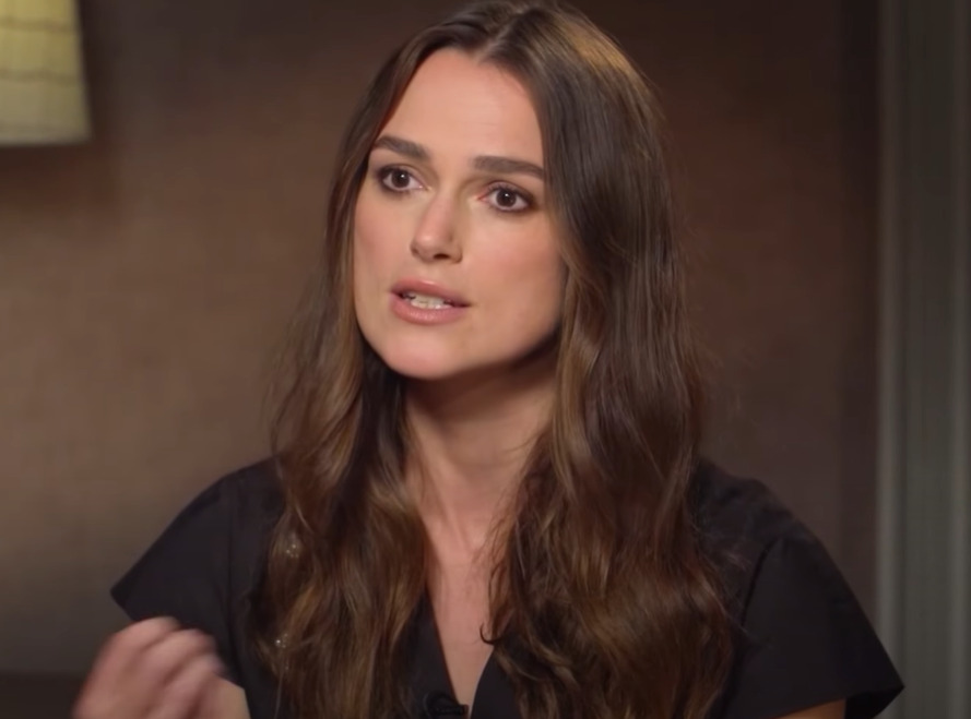 Keira Knightley afirmou, em entrevista à Variety, que a experiência em “Piratas do Caribe” teve um impacto profundamente traumático em sua vida pessoal. A atriz revelou que o sucesso repentino da franquia, lançada em 2003, quando ela tinha apenas 18 anos, trouxe um nível de fama e exposição para o qual não estava preparada.
