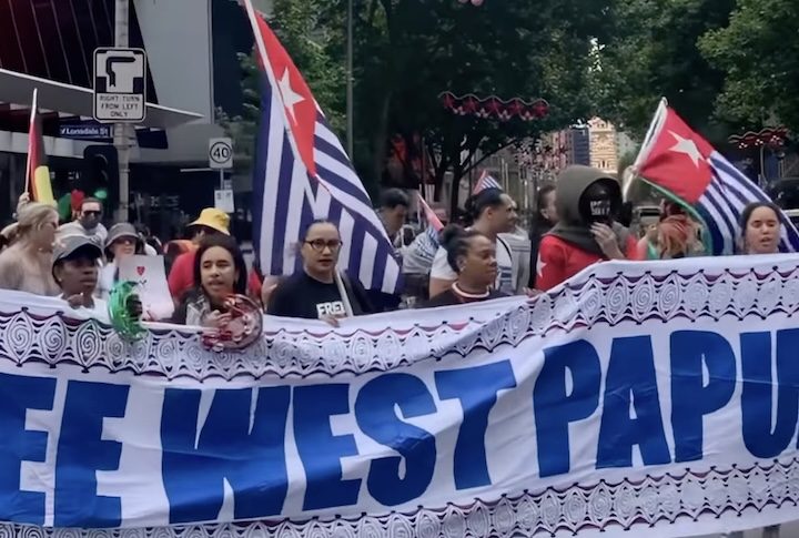 Movimentos secessionistas, como o Movimento Papua Livre, lutam pela independência da região, o que gera tensões e conflitos na área.