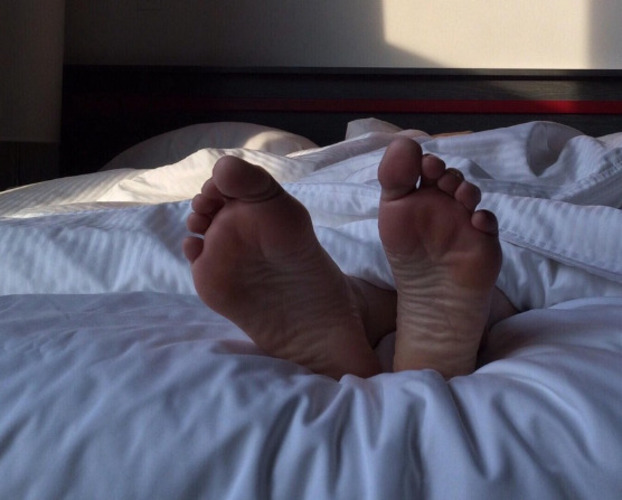 Reduzir o brilho da tela diminui, mas não elimina, a interferência. A luz fraca ainda é suficiente para estimular áreas cerebrais sensíveis.