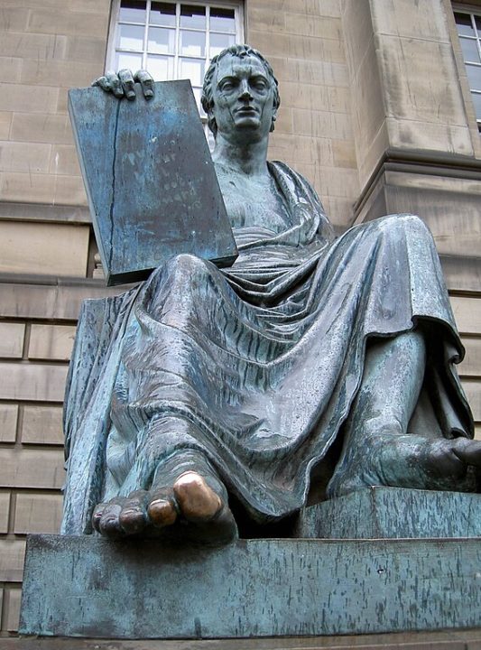 Estátua de David Hume, Edimburgo (Escócia): David Hume, um dos mais influentes filósofos do ocidente, foi homenageado com um monumento em Edimburgo, cidade onde viveu. Diz a lenda que encostar no dedão do pé direito da estátua traz sorte.