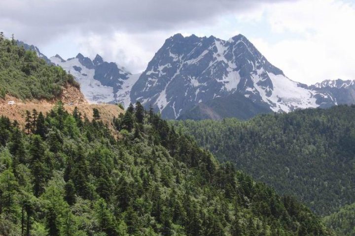 A província é montanhosa e rica em biodiversidade, com paisagens que variam de florestas tropicais úmidas a picos nevados. 