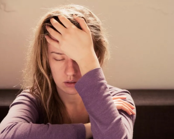 Algumas pessoas relatam dor de cabeça ou sensação de não ter descansado. Isso ocorre porque o cérebro não “desliga” completamente durante a noite.