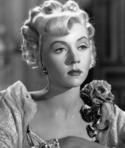 O livro revela que, na época, a atriz começou a se aproximar de forma inapropriada do adolescente, iniciando um relacionamento abusivo que durou anos. 