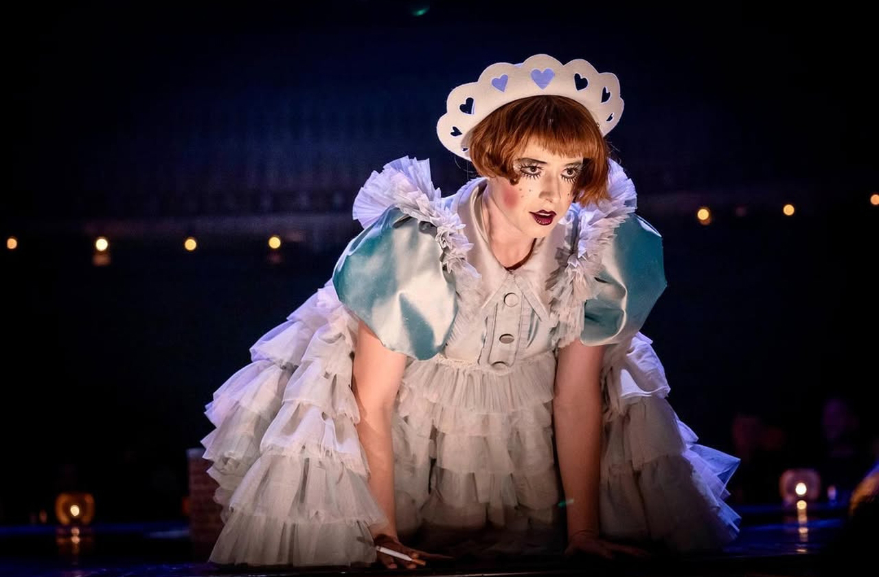 Em 2022, além da indicação ao Oscar de Melhor Atriz Coadjuvante, a irlandesa venceu o Laurence Olivier Award por sua atuação em Cabaret. O prêmio consolidou sua força nos palcos londrinos e a imagem de artista completa em meio à polivalência entre teatro e cinema. 