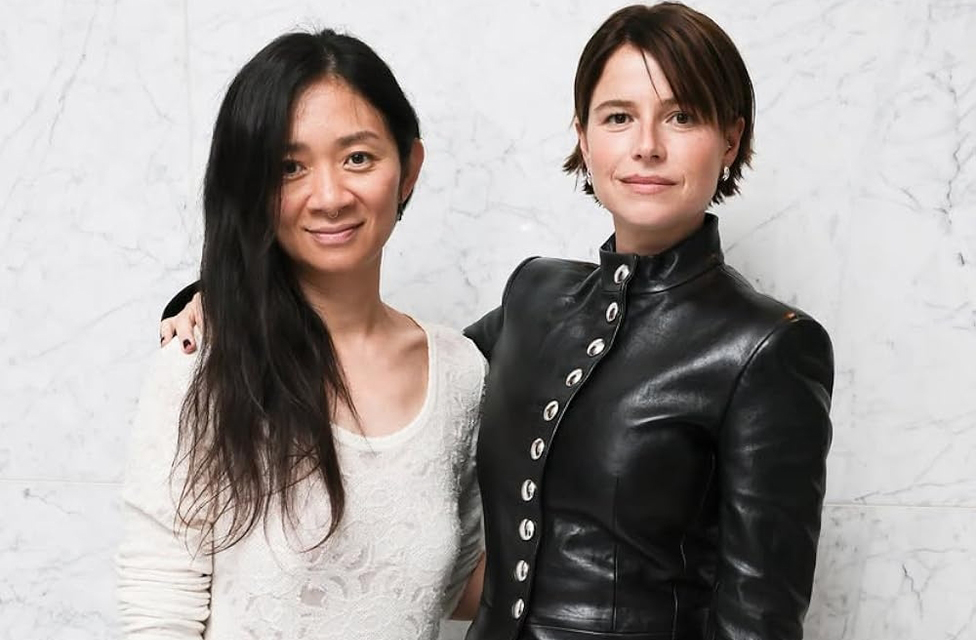 A atriz trabalhou com cineastas como Maggie Gyllenhaal e Chloé Zhao, e cada colaboração trouxe novos desafios e experiências. Sua capacidade de reinvenção impressionou diretores e críticos e, assim, se consolidou como atriz de prestígio.