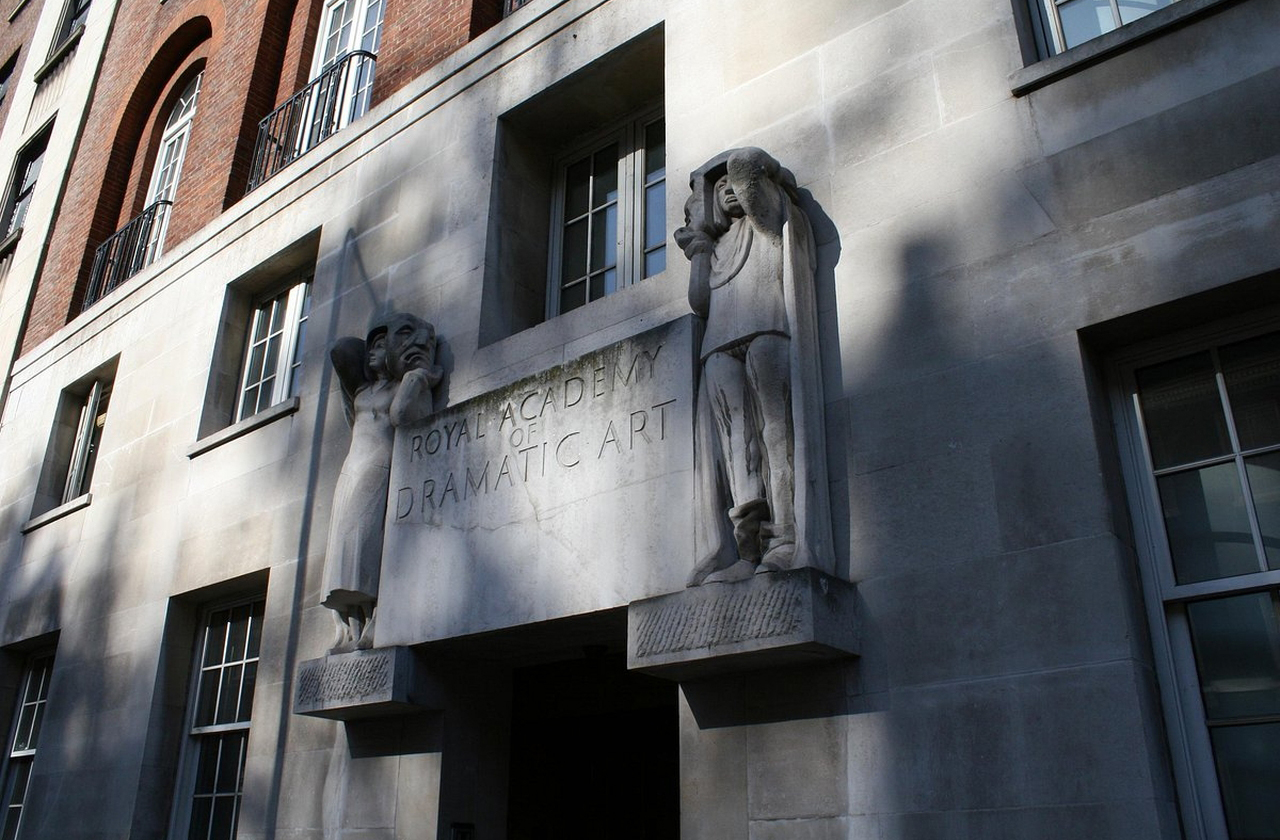 Buckley também estudou na Royal Academy of Dramatic Art, em Londres, onde aprimorou sua técnica. A formação em 2013 lhe deu ferramentas para explorar diferentes estilos de atuação. Com disciplina, desenvolveu habilidades tanto para o drama quanto para o musical.

