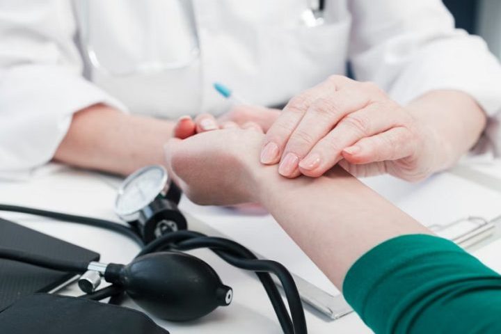 Quem teve a validade da CNH reduzida por recomendação médica fica fora da regra automática. Nesses casos, a avaliação de saúde segue sendo obrigatória