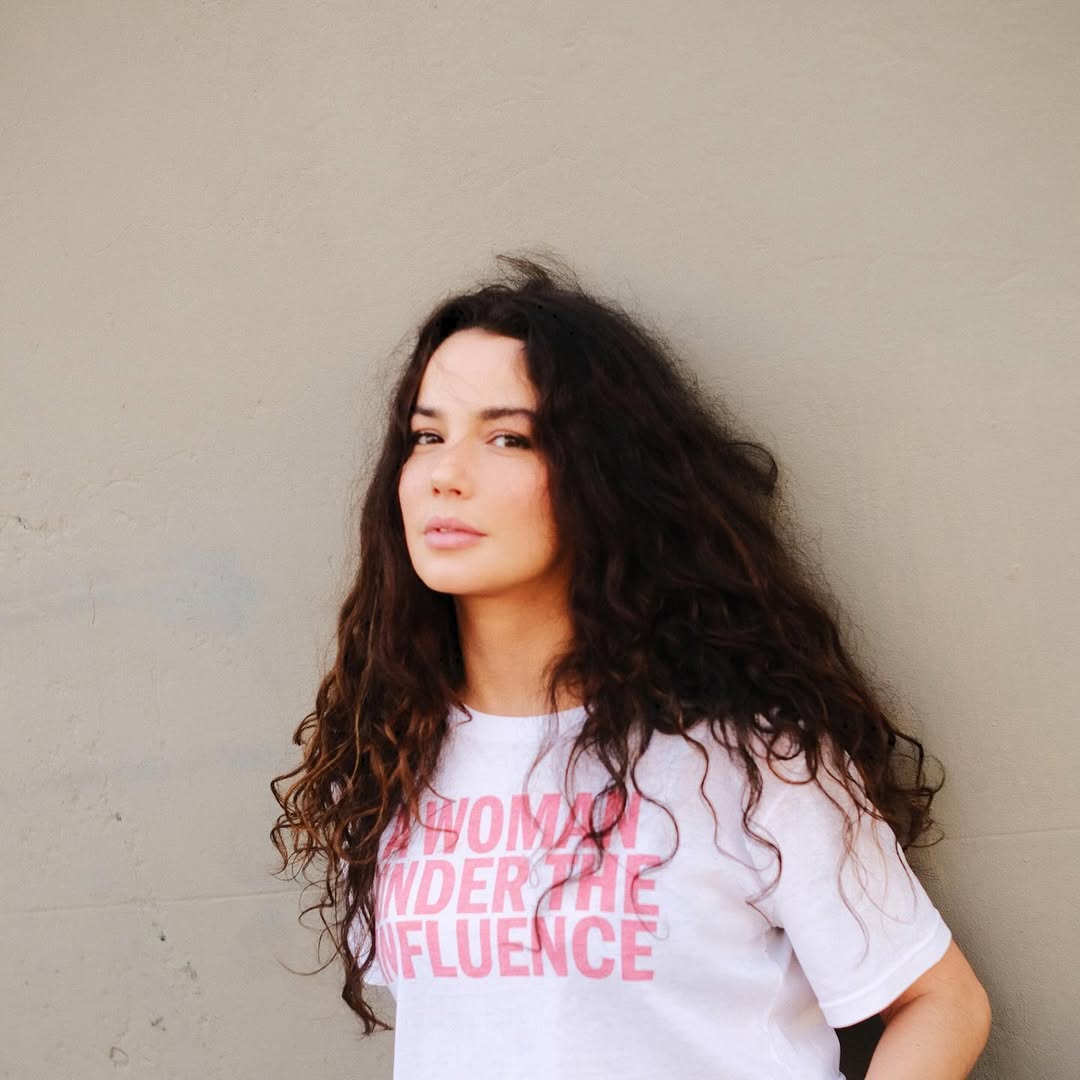 Nascida em 28 de abril de 1994, em São Paulo, Fernanda Marques iniciou a carreira artística ainda jovem, atuando como modelo e em comerciais de televisão, além de iniciar seus estudos em teatro.
