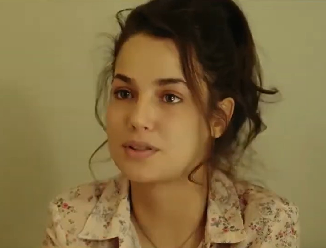 Em “Nas Mãos de Quem Me Leva”, lançado em 2021, interpreta a protagonista Amora, uma jovem órfã de 22 anos que enfrenta conflitos pessoais e familiares enquanto busca autonomia emocional e vivencia uma experiência afetiva decisiva.
