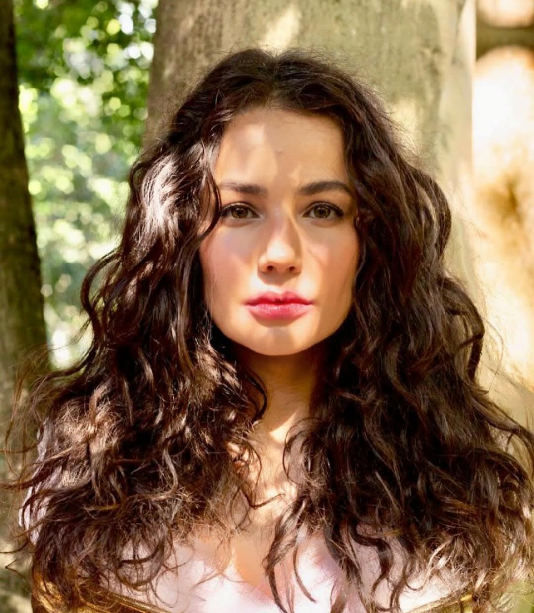 A atriz Nanda Marques é a nova contratada da Globo e integrará o elenco de “Quem Ama Cuida”, próxima novela das nove da emissora. O contrato foi assinado nesta semana, após a atriz ser aprovada em testes conduzidos pela diretora Amora Mautner.
