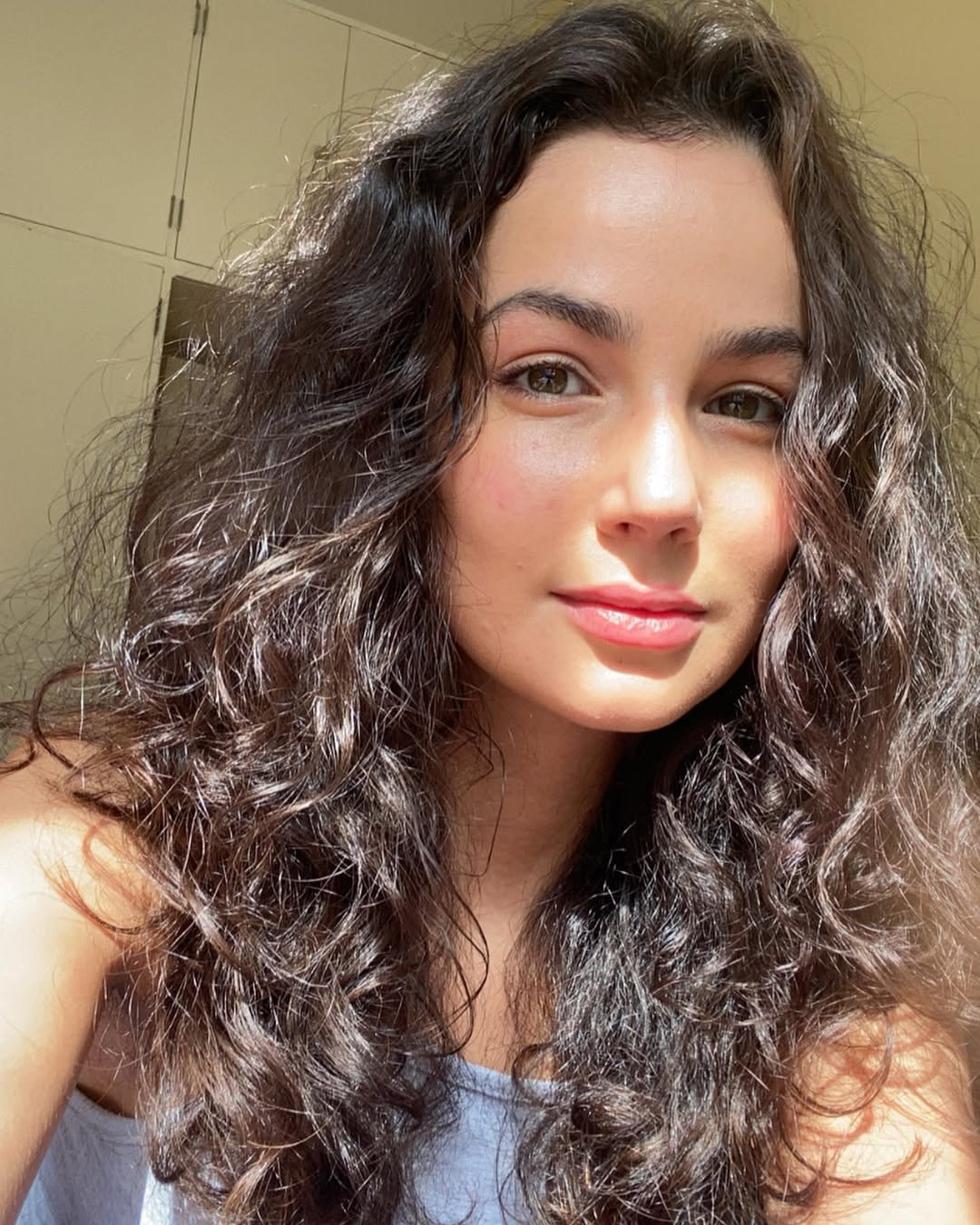 Acusada injustamente pelo homicídio, Adriana conta apenas com o apoio de Pedro, filho do advogado responsável por sua condenação. Após cumprir seis anos de prisão, ela deixa a cadeia decidida a se vingar dos responsáveis por sua queda. Nanda Marques participa da produção em um papel coadjuvante de destaque.
