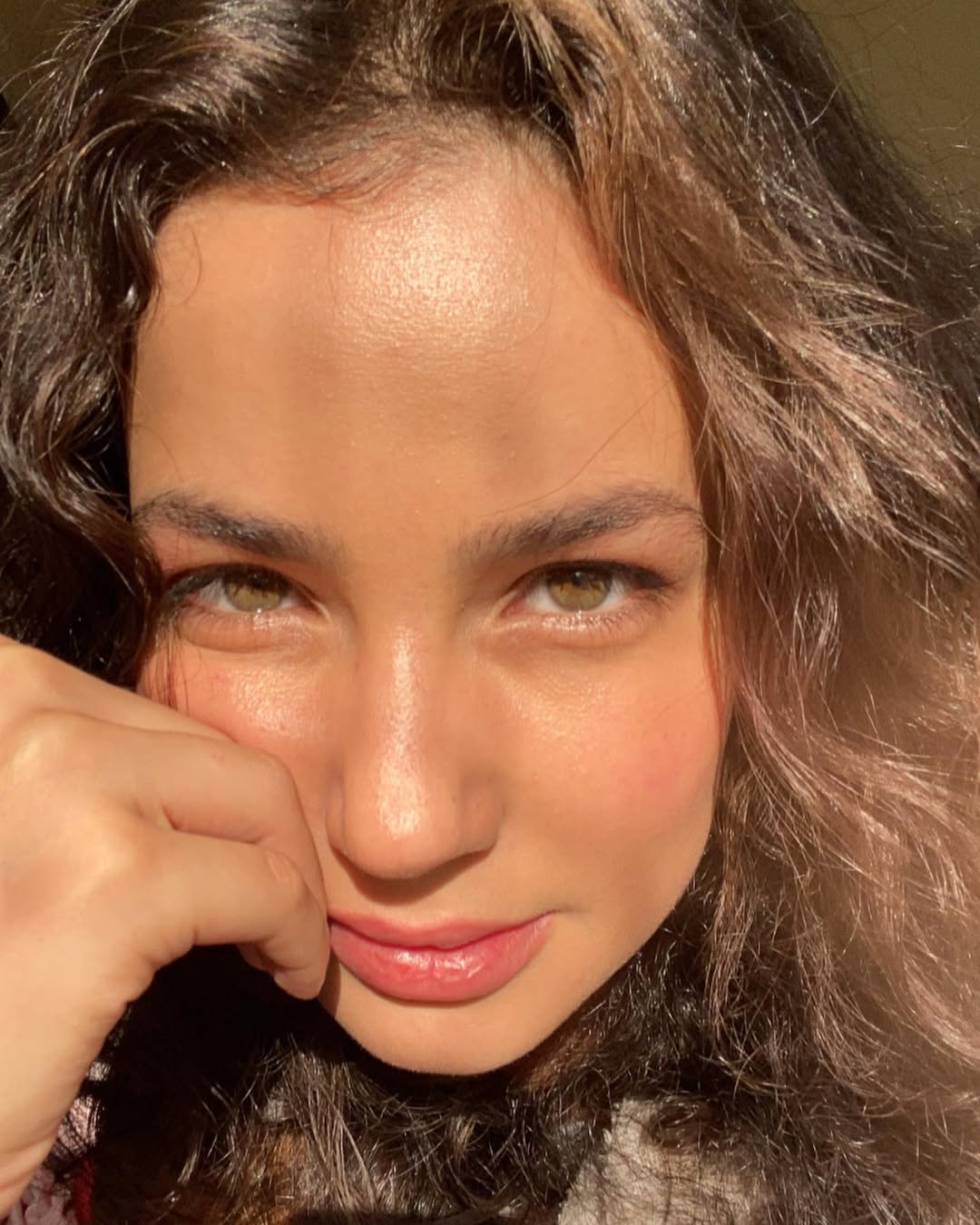 No teatro, Nanda Marques atuou em montagens como “Fala Comigo Doce Como a Chuva”, “Reunificação das Duas Coreias” e “Bang Bang: Você Morreu”.
