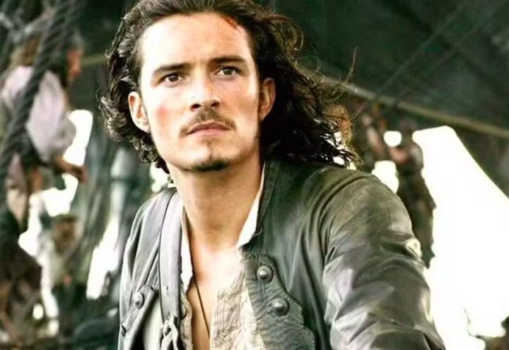 Além do cinema, “Piratas do Caribe” originou produtos licenciados, jogos eletrônicos, livros derivados e eventos temáticos nos parques da Disney, ampliando o alcance da marca em diferentes mercados.