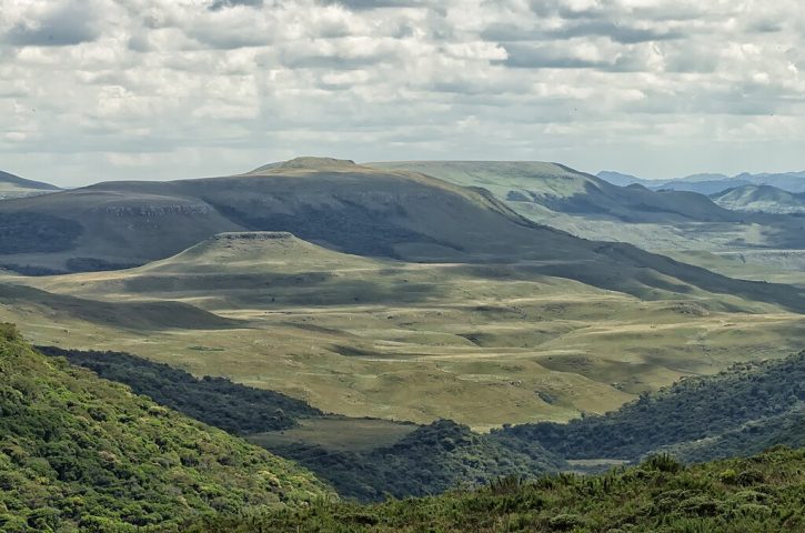 Outros exemplos incluem as rochas basálticas da Bacia do Paraná, como as do Parque Nacional de São Joaquim (SC). Atualmente, não há vulcões ativos no país.

