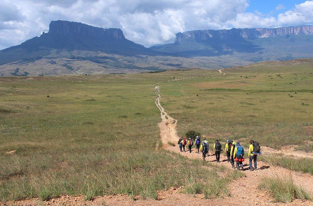 A rota mais famosa para alcançar o topo parte da aldeia de Paraitepui, na Venezuela. A caminhada dura cerca de seis dias, atravessando savanas e florestas. O desafio físico é recompensado pela visão do platô, além de ser uma das experiências de trekking mais icônicas do planeta.