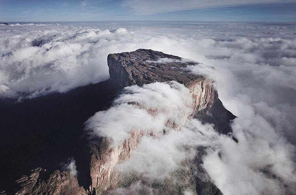 Seu topo permanece quase sempre coberto por nuvens densas, criando um cenário de isolamento. Esse fenômeno climático reforça a sensação de que o platô é um mundo separado. A umidade constante alimenta rios e cachoeiras que despencam de suas paredes. O ambiente é tão singular que parece saído de um conto fantástico.