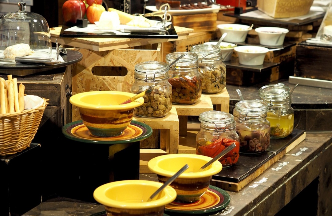 Eles também aparecem em saladas, wraps, tabule e sanduíches vegetarianos. E em petiscos, como conservas de azeitonas ou pimentas recheadas.
