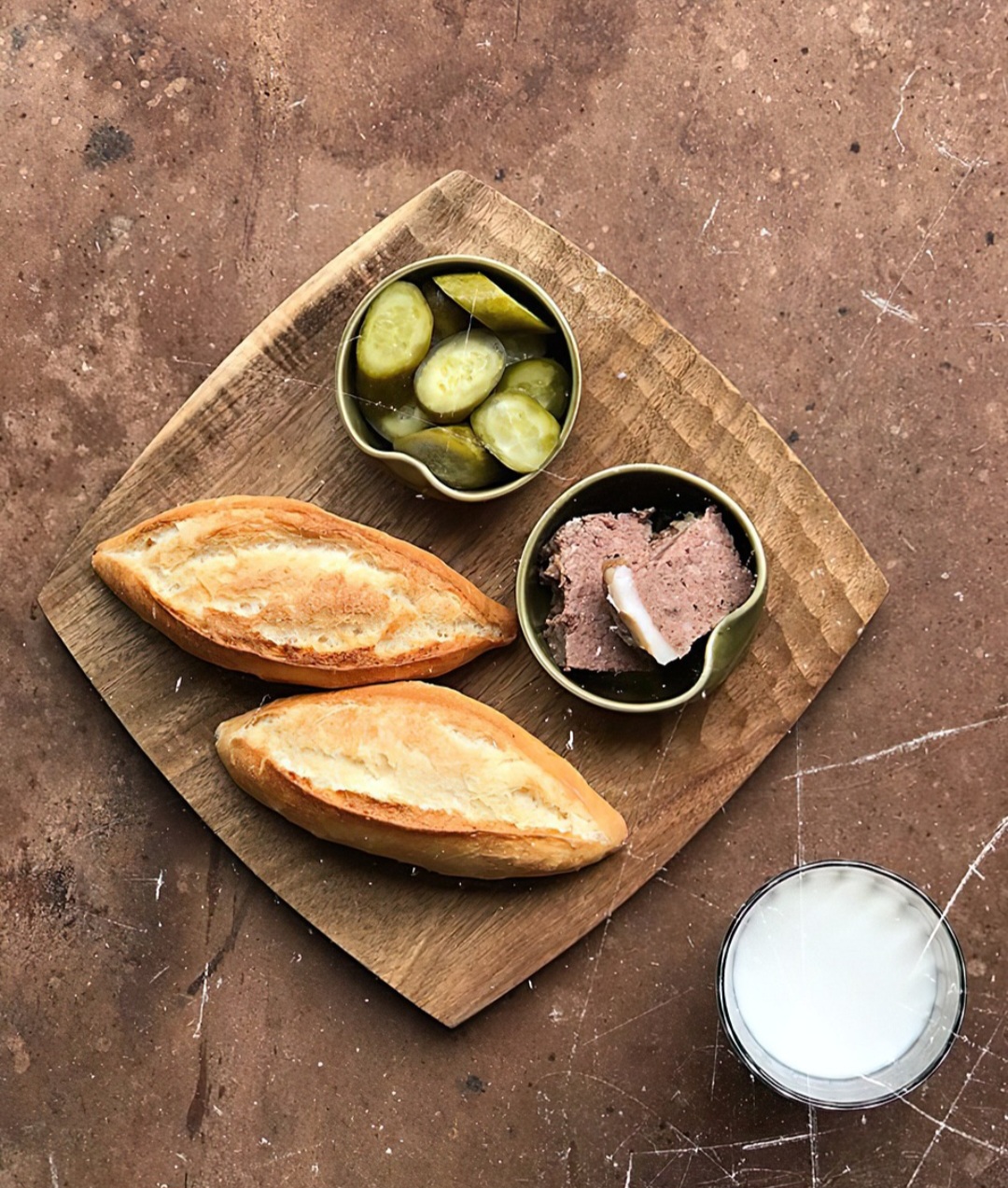 O tempo de conserva varia conforme o tipo de picles: alguns estão prontos em horas, outros em semanas. A fermentação espontânea pode durar de 3 a 10 dias, dependendo da temperatura.

