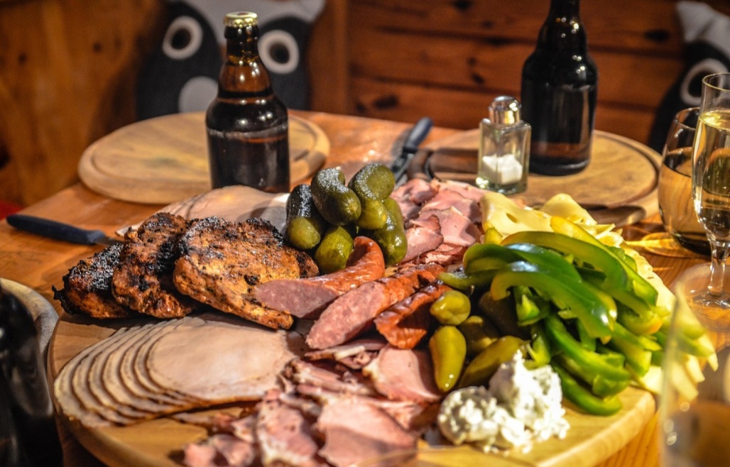 A preparação básica leva vinagre, água, sal, açúcar e temperos como alho, pimenta, louro e mostarda. A esterilização correta dos potes é essencial para evitar contaminações.