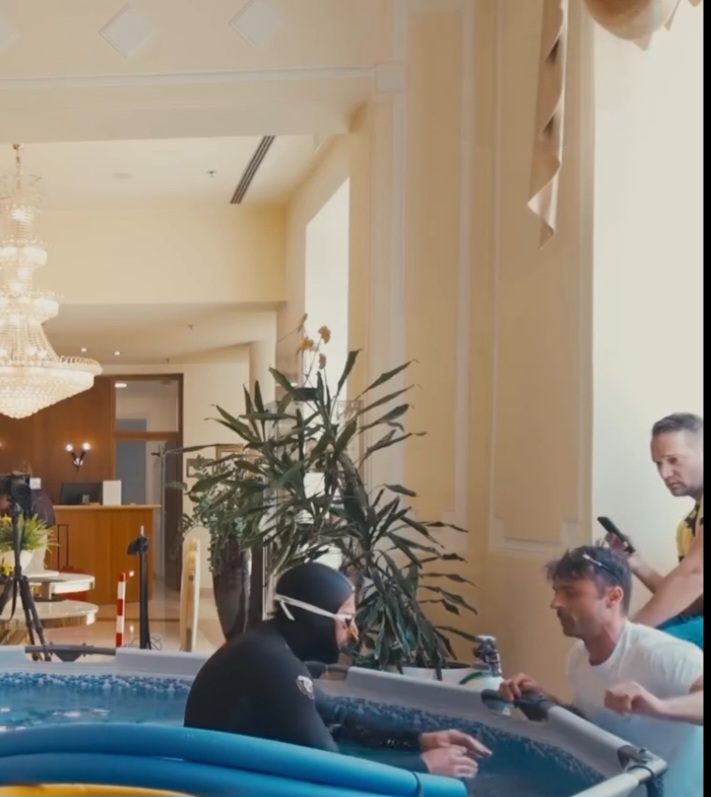 A façanha contou com uma preparação especial: antes da imersão, ele inalou oxigênio puro por 10 minutos, técnica que reduz a concentração de CO₂ no corpo e adia o reflexo da respiração. Isso permitiu estender a apneia a níveis inéditos.
