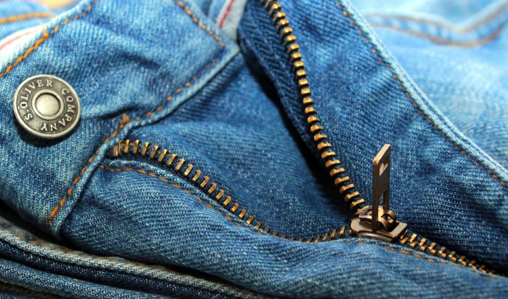 A ideia de um fecho que pudesse abrir e fechar tecidos surgiu no fim do Século XIX. O primeiro projeto parecido com o zíper atual foi criado em 1893 por Whitcomb Judson, um inventor americano que buscava facilitar o fechamento de botas. 