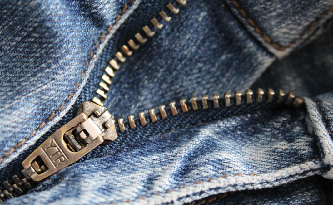 A invenção não fez sucesso imediato, pois travava com facilidade e era cara de produzir. Foi apenas anos depois, com melhorias técnicas feitas por Gideon Sundback, que o sistema passou a funcionar de forma eficiente. 