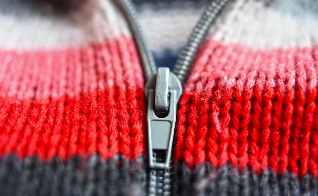 Ele facilita a rotina, economiza tempo e oferece praticidade em inúmeras situações. Um detalhe pequeno, quase invisível, mas essencial para a forma como usamos roupas e acessórios todos os dias.