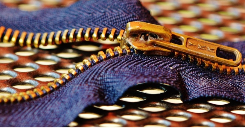 Com o passar do tempo, surgiram diferentes tipos de zíperes, adaptados a diversas funções. Há os de metal, mais resistentes e comuns em jeans e jaquetas, os de plástico, leves e versáteis, e os invisíveis, muito usados em vestidos e saias para manter um acabamento discreto.