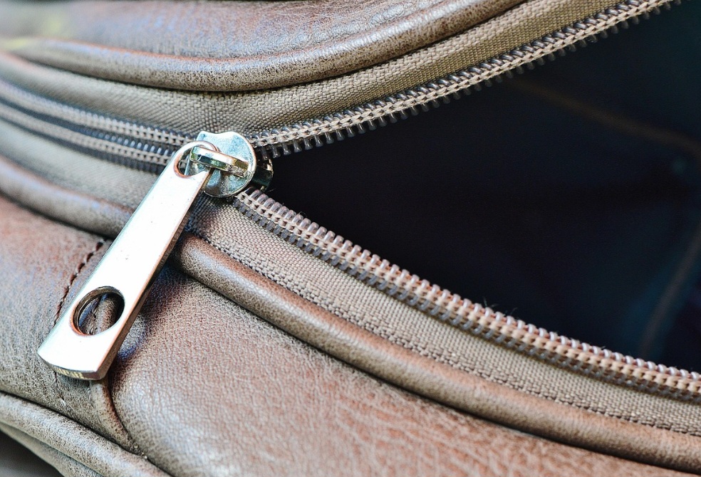 Alguns modelos atuais utilizam materiais reciclados, acompanhando a preocupação ambiental da indústria da moda, enquanto outros focam em estética.