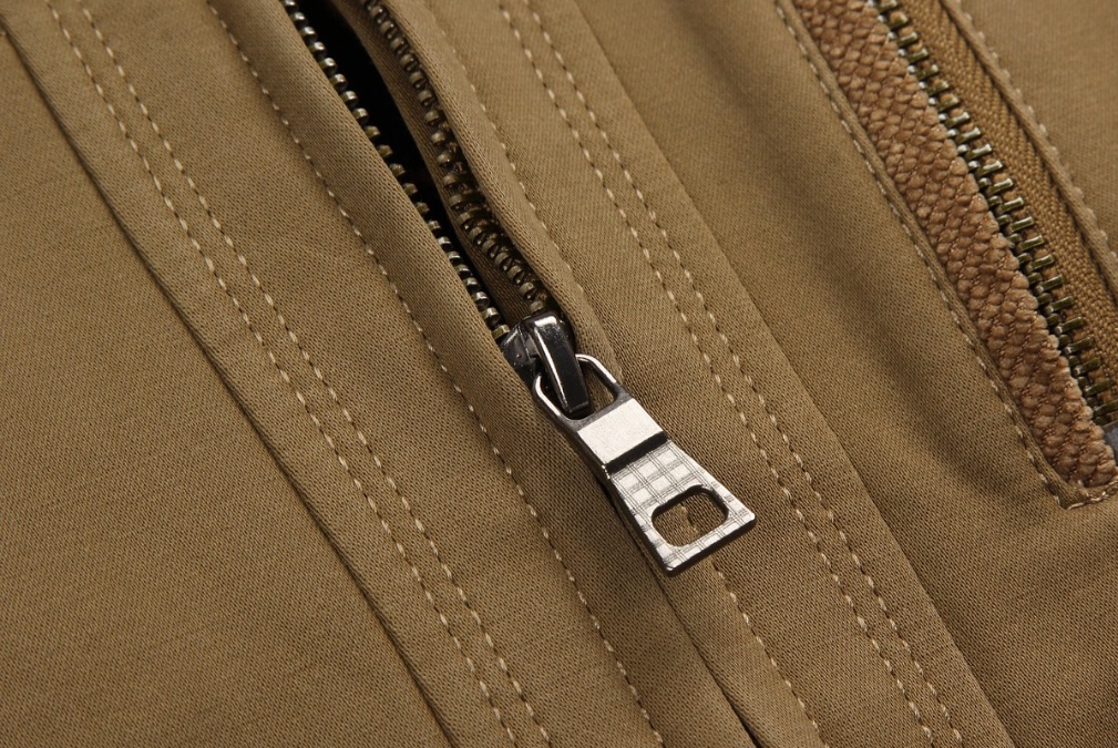 Mesmo sendo tão comum, o zíper ainda evolui. Fabricantes investem em designs mais duráveis, ecológicos e silenciosos. 