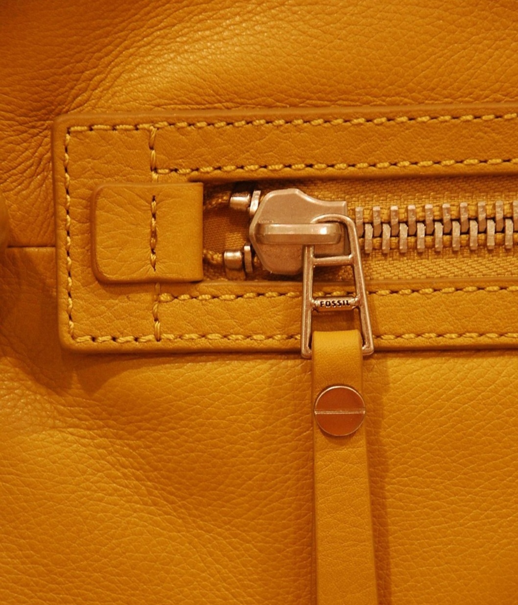 Em inglês, a palavra zipper vem do som que o fecho faz ao ser puxado rapidamente. A popularização aconteceu quando a indústria da moda percebeu que o acessório podia substituir botões e cadarços, oferecendo mais agilidade ao vestir. 