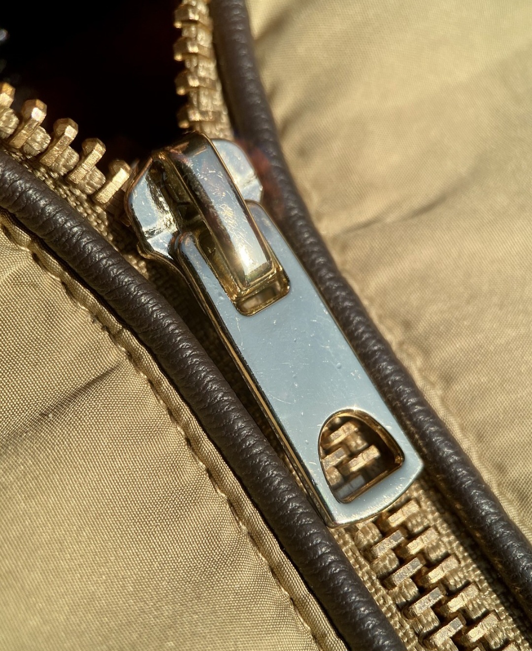 Uma curiosidade interessante é que o zíper teve resistência inicial no vestuário masculino formal. Durante anos, calças sociais ainda usavam botões, pois o zíper era visto como informal demais. Essa visão mudou com o tempo, à medida que o acessório se mostrou prático e confiável.