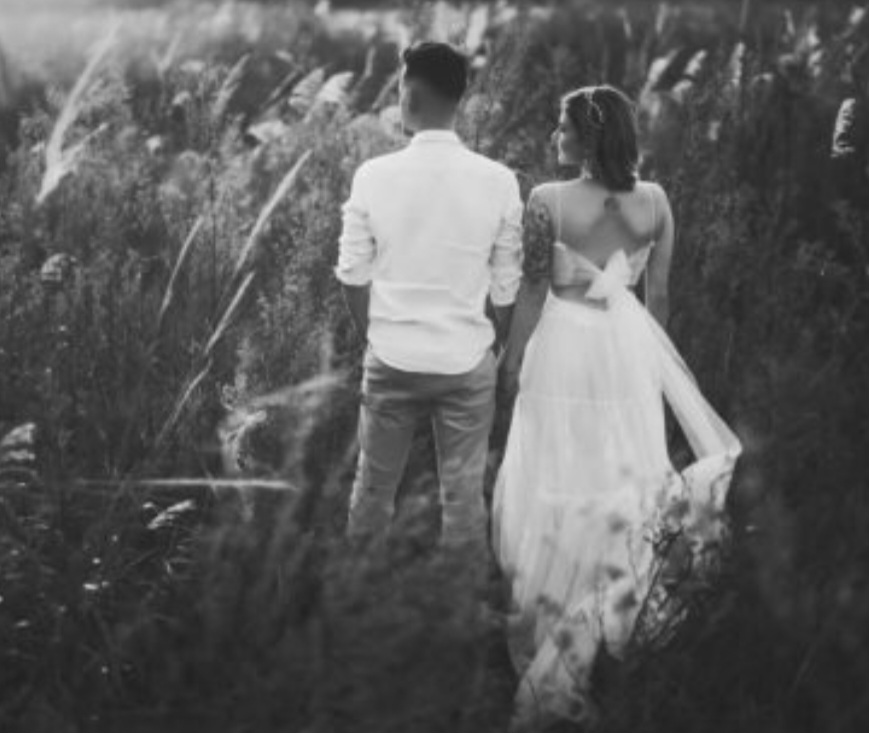 O marido de Isabel, Lucas Borbas, comoveu a web falando da dor intensa e postou: Construímos um amor que não depende do tempo nem da presença física para existir. Ela vive em mim, vive no nosso filho”, afirmou. 