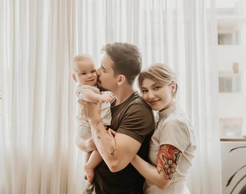 Ele disse que, apesar de “doer respirar” e “doer existir”, seguirá em frente honrando a memória da mulher. “Aqui, eu sigo, por nós, por você, por tudo o que fomos e sempre seremos”.