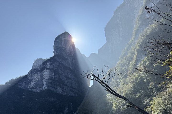 A formação impressionante fica localizada na província de Hunan, na Tianmen Mountain (ou Montanha do Portão do Céu).