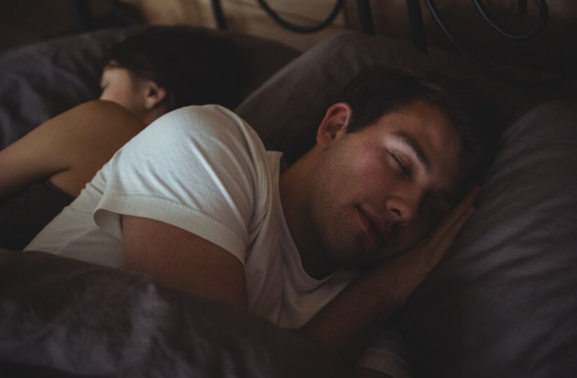 Dormir no escuro continua sendo a melhor opção para o cérebro. É nesse ambiente que o corpo realmente entra em modo de recuperação.