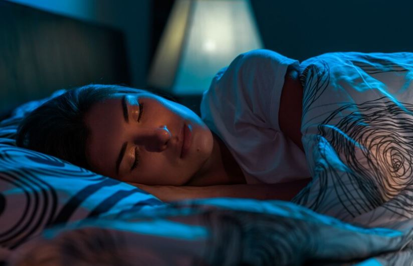 O resultado costuma ser um sono mais leve e fragmentado. Pequenos despertares ao longo da noite podem acontecer sem que a pessoa perceba.