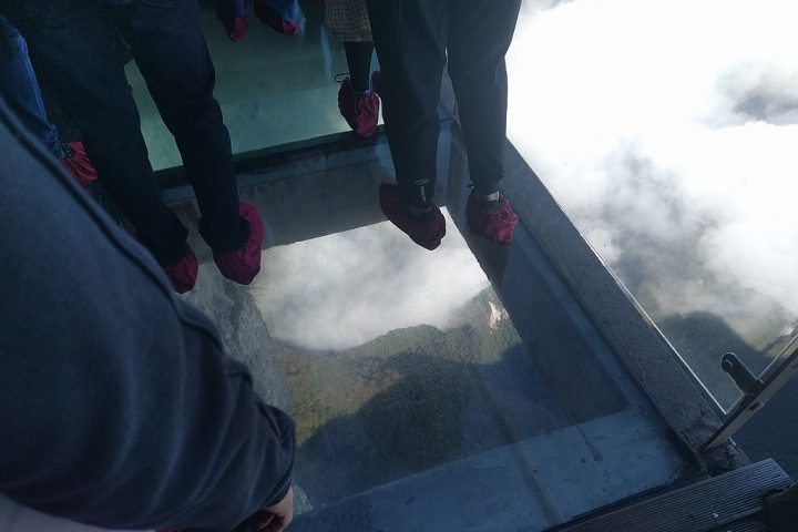 A montanha também oferece passarelas de vidro e trilhas na floresta como atrativos para os visitantes.