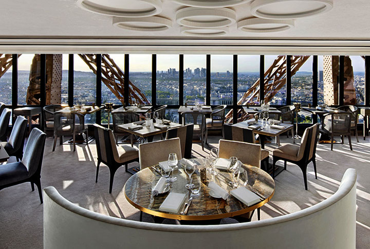 A torre oscila até sete centímetros com o vento forte. O monumento tem cinco elevadores. Um deles leva ao restaurante Jules Verne.