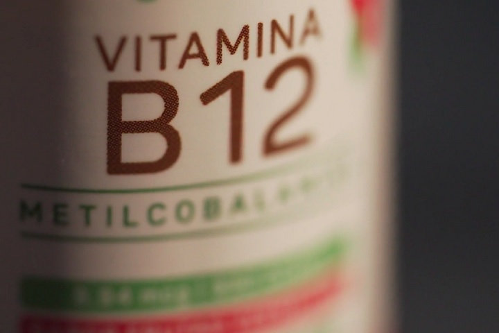 Deficiências de vitaminas, especialmente do complexo B, também podem causar choques ou fisgadas. Essas vitaminas são essenciais para o bom funcionamento do sistema nervoso.