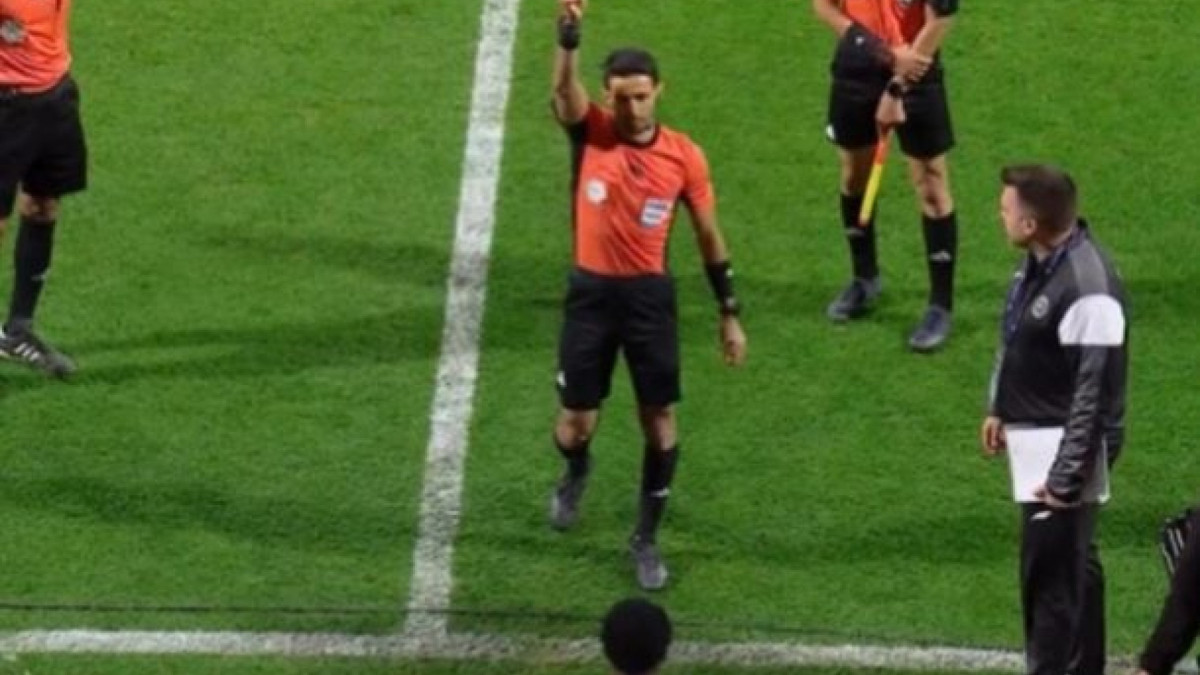 Abdullah Matuq, do Al Shabab, recebeu o vermelho mesmo depois do fim da partida pelo Campeonato Saudita