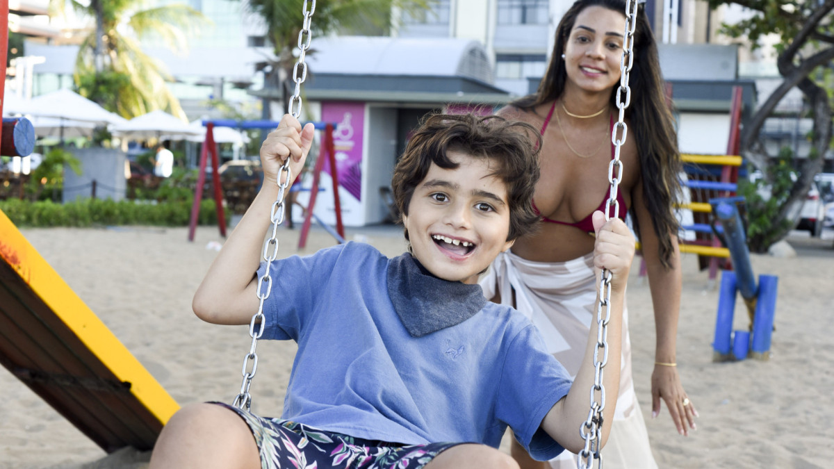 ￼PARQUINHO na Beira-Mar. Tatiane Lima, 35, levou o filho, Kauan, 7, para se divertir