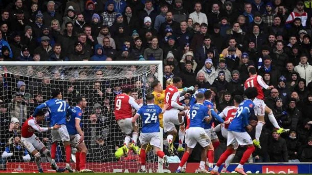 Brasileiro anota hat trick, lidera a vitória por 4 a 1 no Fratton Park e decide a classificação dos Gunners para a próxima fase da competição