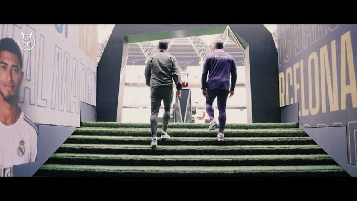 Bastidores: Flick e Alonso posam juntos com o troféu da Supercopa