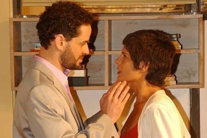 Manoel Carlos também escreveu Mulheres Apaixonadas, exibida em 2003, que trouxe à tona temas como violência contra idosos, alcoolismo e maus-tratos contra mulheres. 