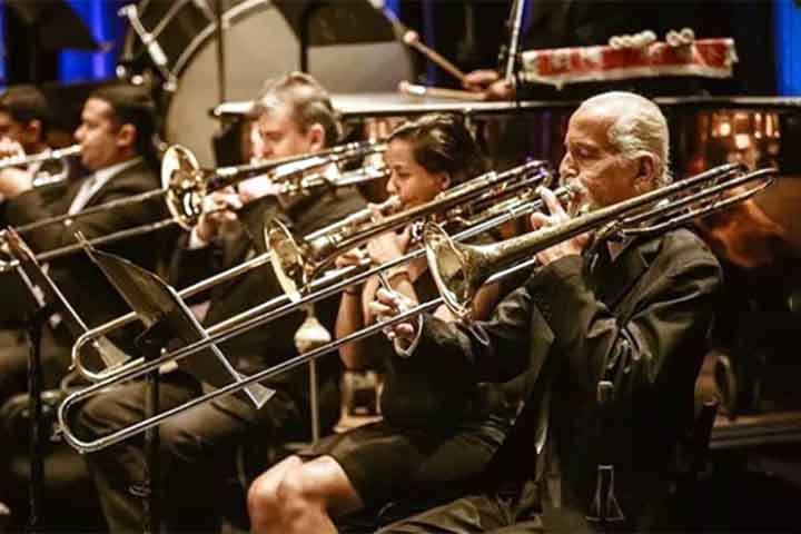 Trombone: Usa vara deslizante para alterar as notas, com som poderoso e versátil. Surgiu na Idade Média como sacabuche e foi padronizado na Itália no século XV. Destaca-se por sua sonoridade dramática e solos expressivos.