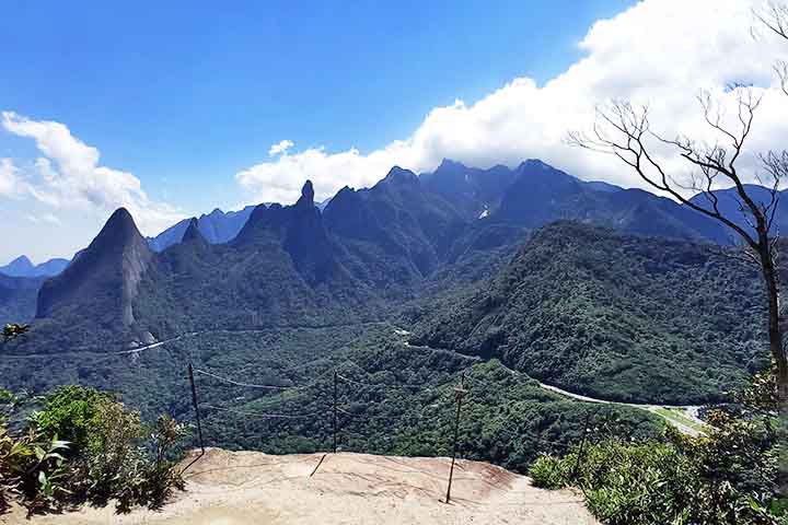 A Pedra do Elefante, em Teresópolis, é uma formação rochosa que se destaca pela sua vista panorâmica da Serra dos Órgãos e pela trilha de acesso relativamente fácil. 