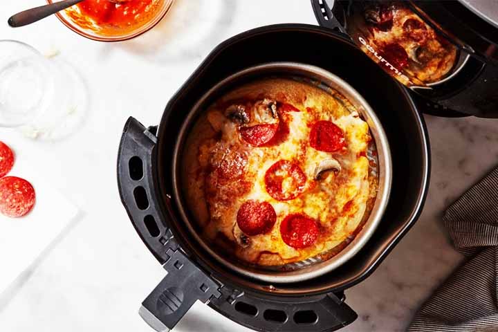 É possível até preparar pizzas, hambúrgueres e sanduíches de forma mais rápida e com menos gordura. Além disso, a air fryer pode ser usada para aquecer alimentos e até descongelar produtos congelados, mantendo a crocância sem perder a qualidade. 