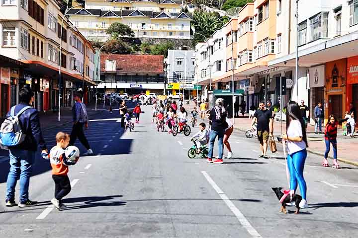 A abertura da ligação rodoviária direta com o Rio de Janeiro, em 1959, impulsionou o crescimento da cidade, facilitando o acesso e o fluxo de pessoas. 