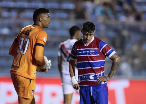 Bareiro, atacante do Fortaleza e Sivaldo, goleiro do Ferroviário, durante empate no estádio presidente vargas na segunda rodada do campeonato cearense 2026
